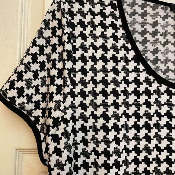 Susan Lawrence Black and White Houndstooth Blouse. Size XL - Picture 2 of 6